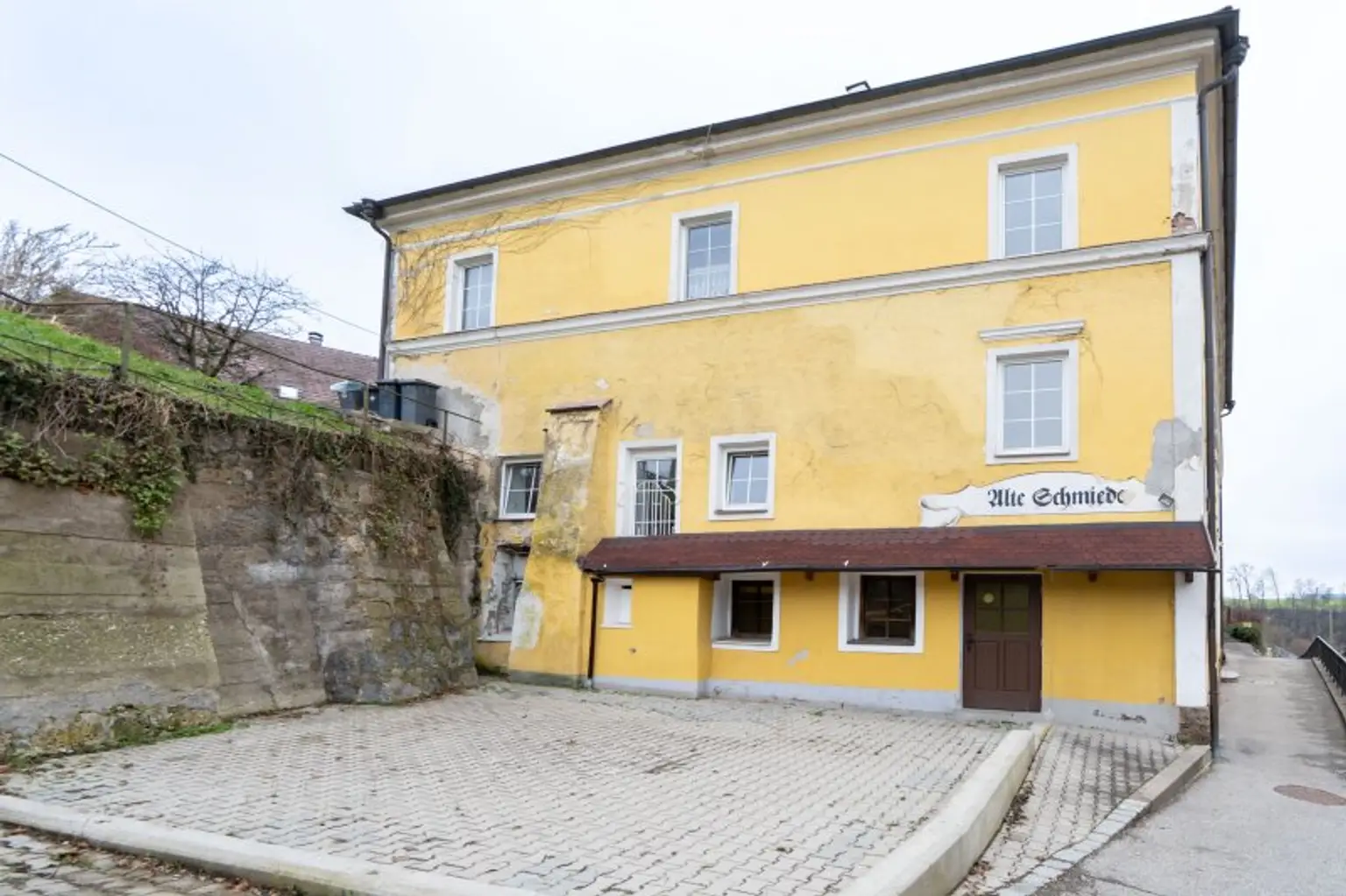 Bestandsfreies Mehrparteienhaus mit 5 Wohnungen + 1 Geschäftslokal in Toplage von Obernberg am Inn zu kaufen!