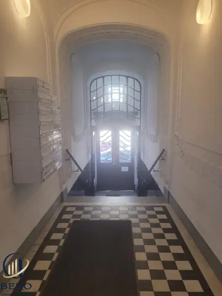 "Diese 5 Zimmer-Altbauwohnung mit sonniger Terrasse wartet genau auf SIE"