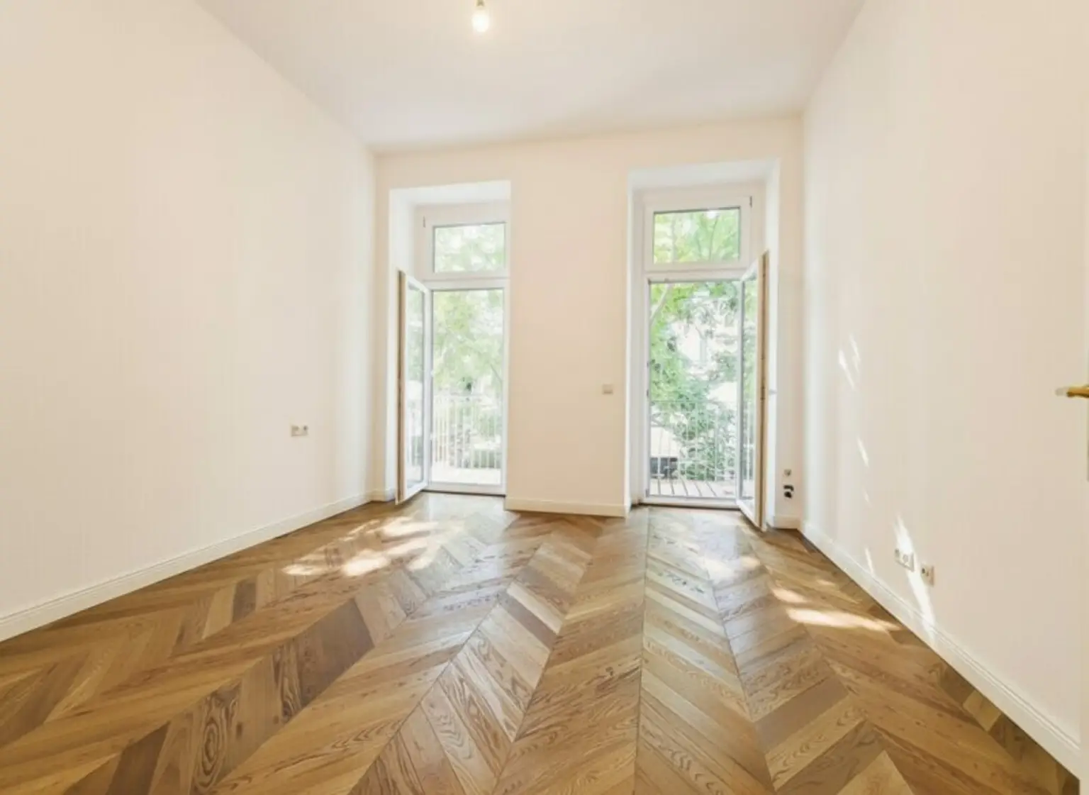 ++NEW++ Altbau-CHARME trifft Luxus!  High-End 4-Zimmer-Erstbezug mit 2 Balkonen in TOP City-Location NÄHE Urania!  Perfekte Anbindung U-Bahn & CAT
