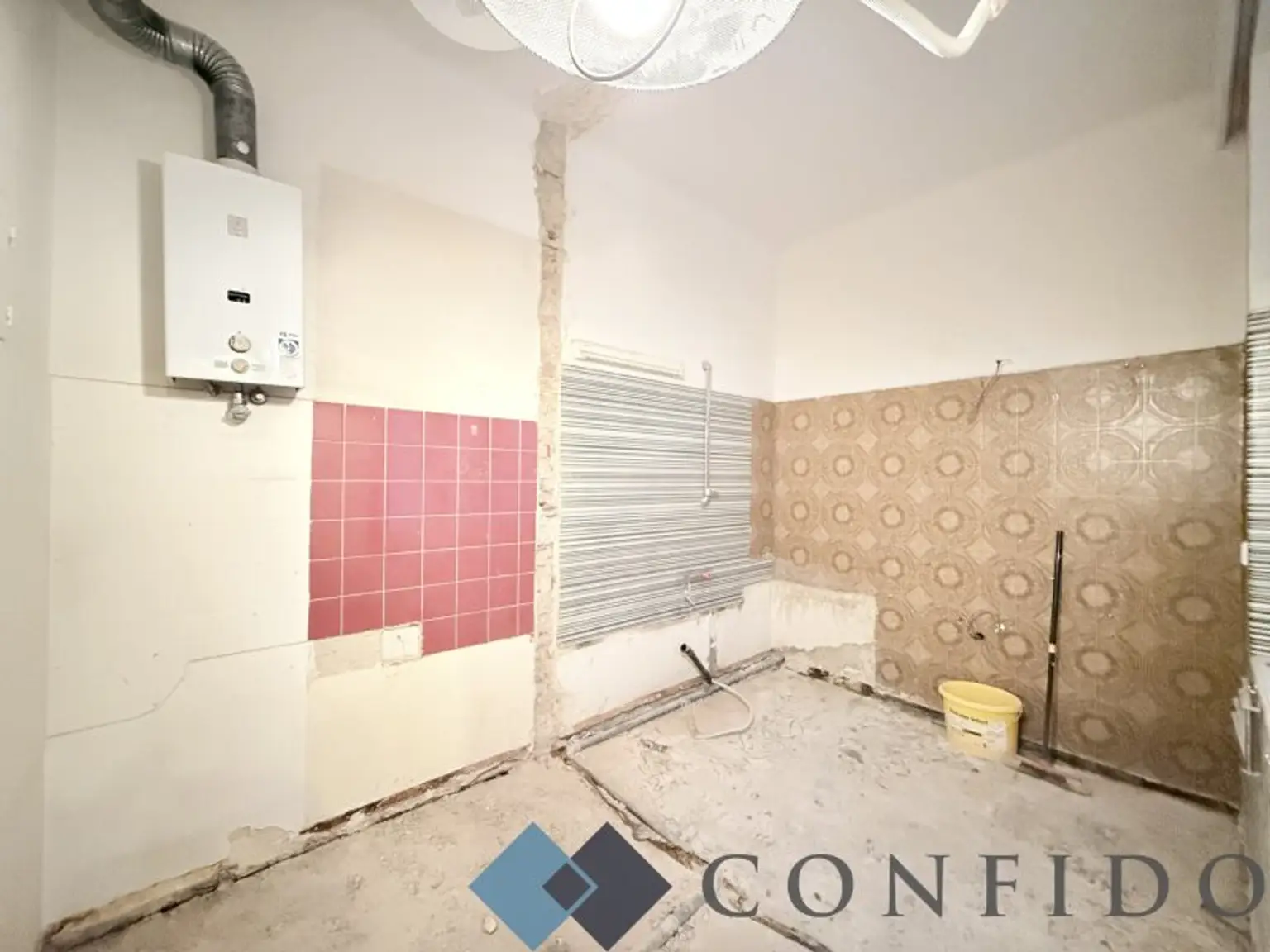 Gestalten Sie nach Ihrem Geschmack - Sanierungsbedürftige 3 Zimmer Altbauwohnung in der Clusiusgasse!