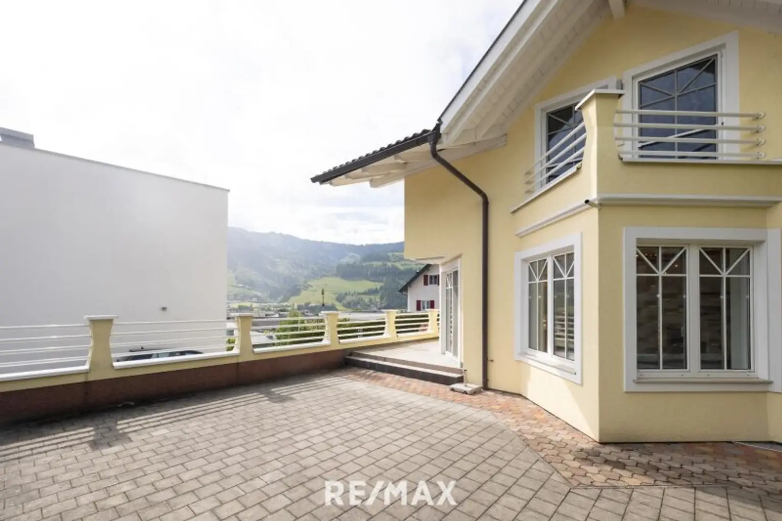 Haus mit Terrasse außen