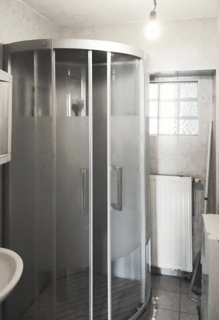 Ein Einzelzimmer, Monteurzimmer oder Arbeiterzimmer mit PKW– Stellplatz