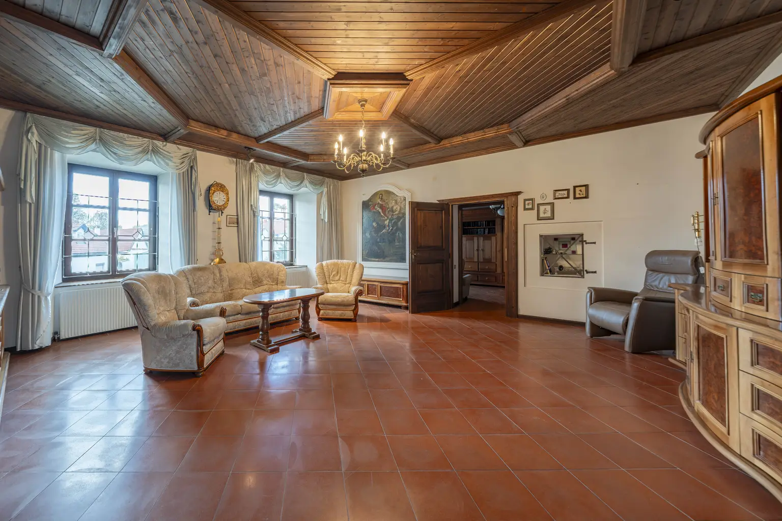 ** Historisches Johanniterhaus am Heldenplatz – mit Innenhof und Gartenbereich **