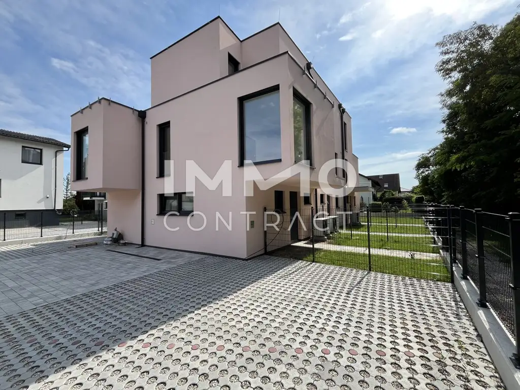 Ein Haus  mit Blick zur Burg Kreuzenstein