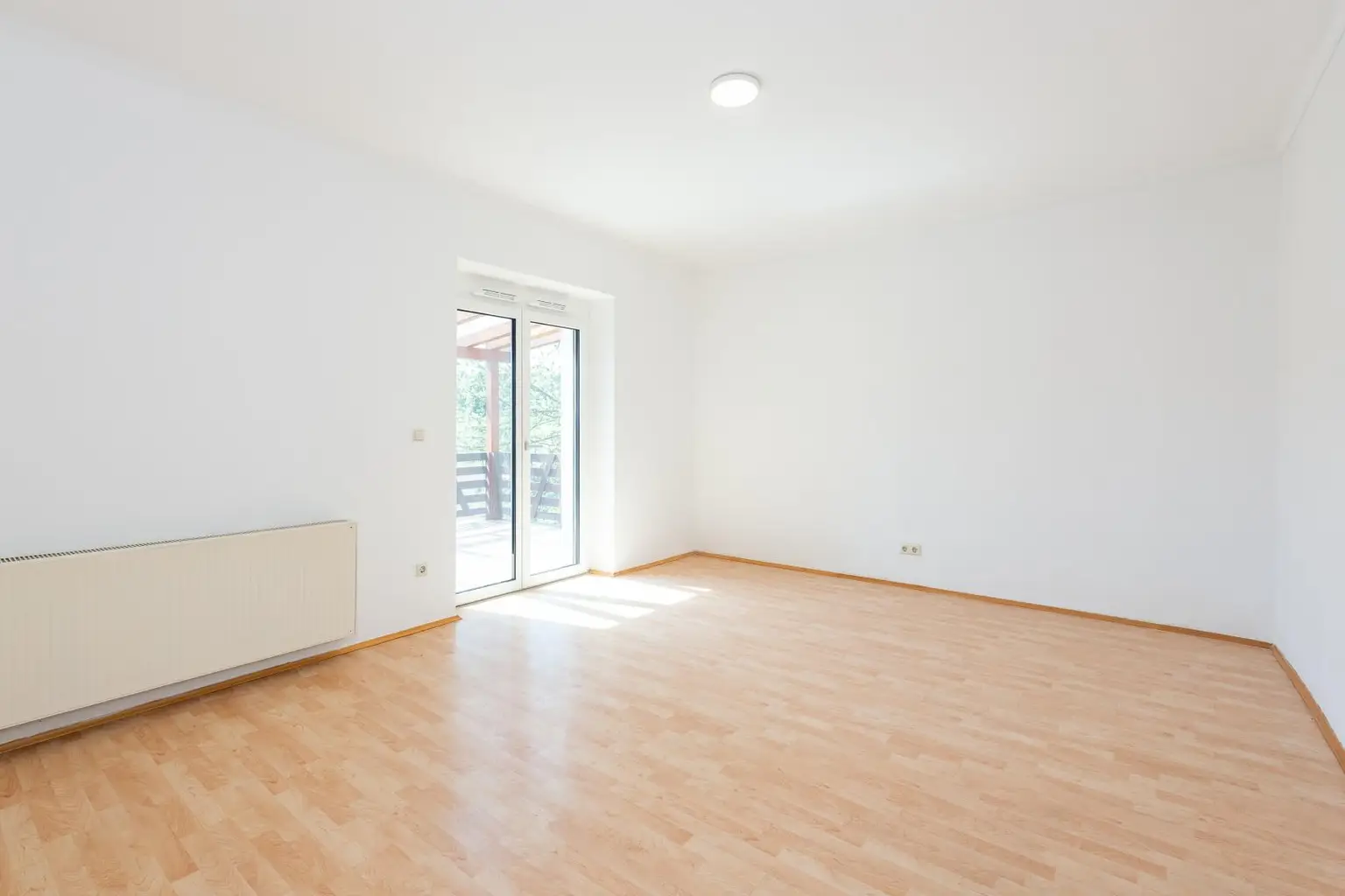 Einfamilienhaus mit großem Grundstück und Nebengebäuden