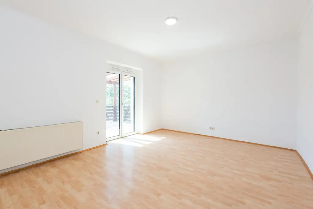 Einfamilienhaus mit großem Grundstück und Nebengebäuden