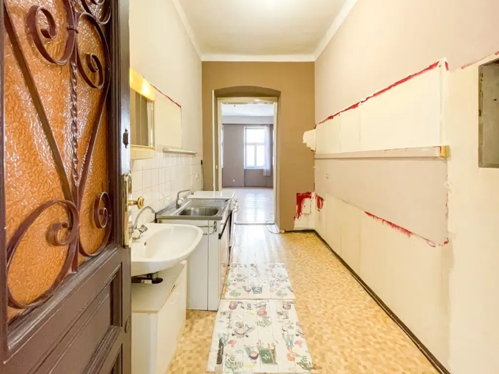 NÄHE AUGARTEN: 2-Zimmer-Altbauwohnung mit großem Gestaltungspotenzial beim Wallensteinplatz