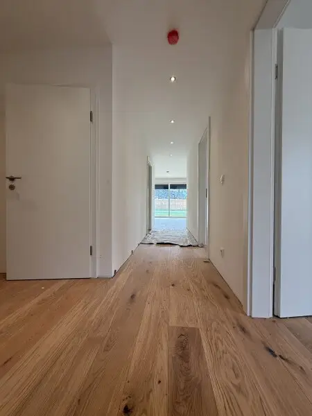 Blick aus Zimmer 3 Richtung Gang und Wohnbereich