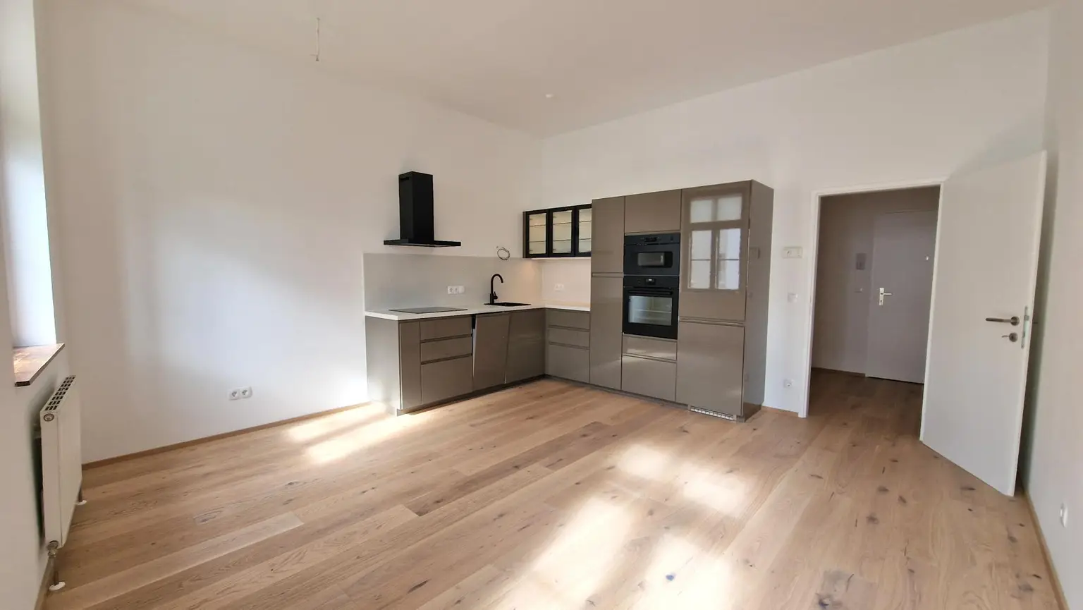 Stilvolle 2-Zimmer-Altbauwohnung im Zentrum – Erstbezug nach Generalsanierung!