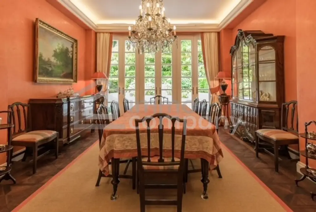 diese Villa-  ein perfektes Refugium für Menschen, mit höchstem Wohnanspruch, in privater Umgebung.