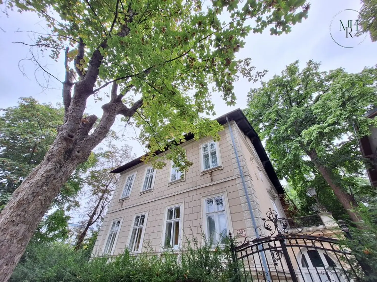 Exklusiv Wohnen in Toplage Währings - hochwertig sanierte Penthousemaisonette mit Grünblick und Garten
