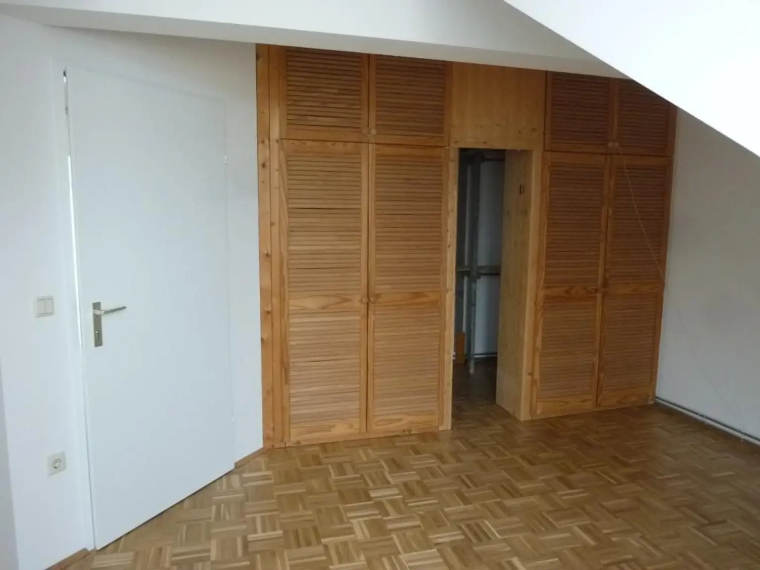2-Zimmer-DG-Wohnung mit Zugang zur Terrasse!