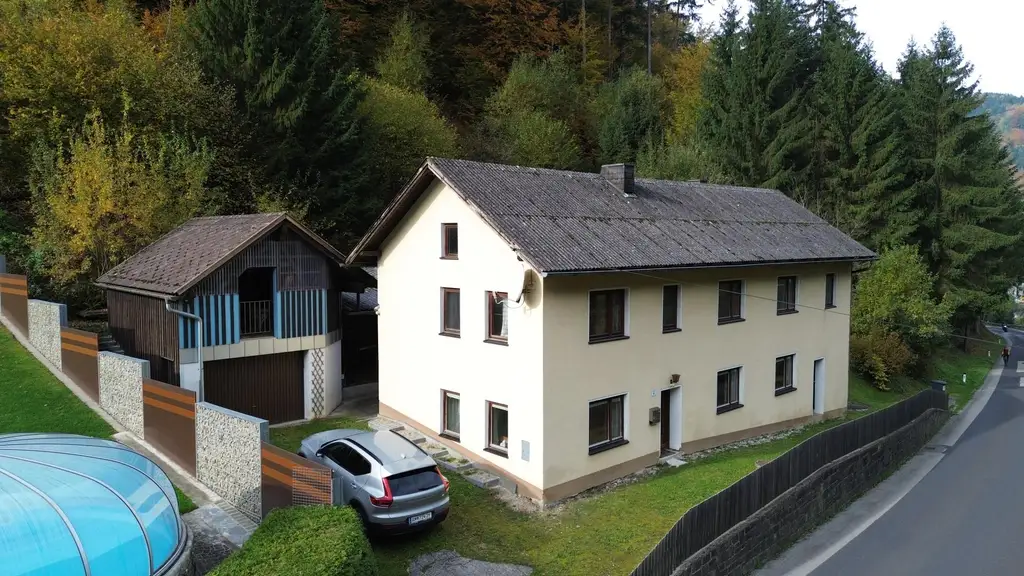 Wohnhaus mit SANIERUNGSBEDARF