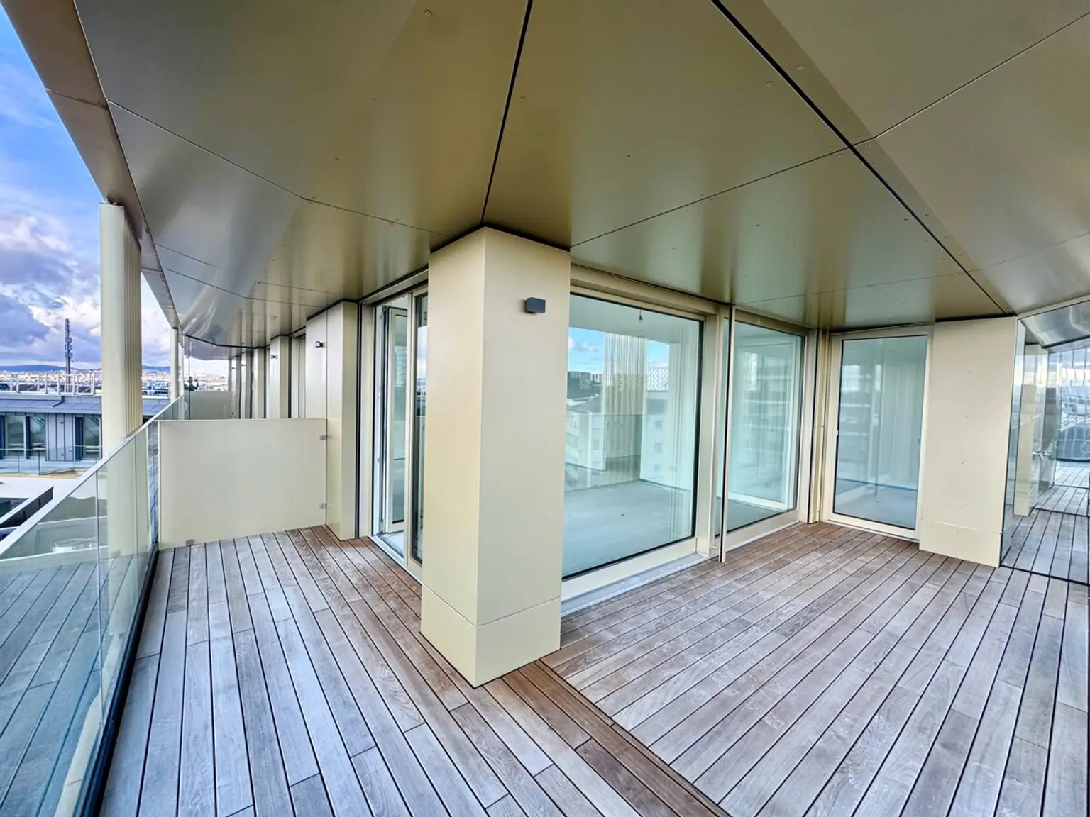 Elevate Your Lifestyle - 9. Stock direkt am Hauptbahnhof: Provisionsfrei