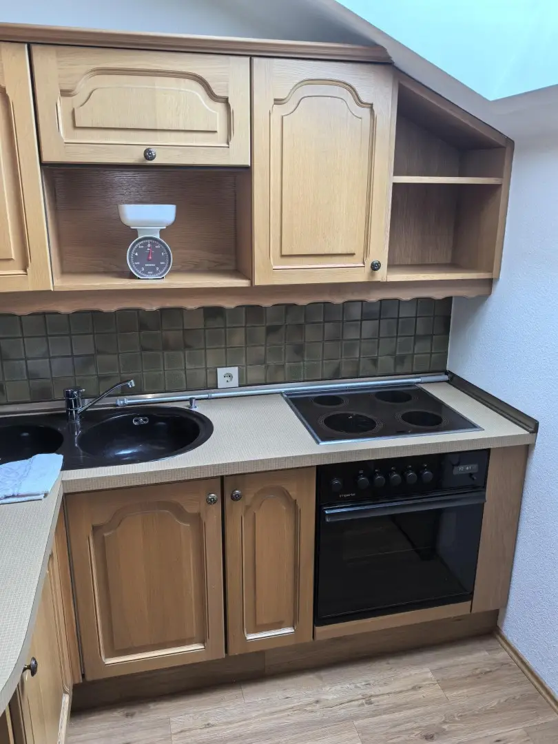 Gepflegte Mansardenwohnung mit Garage