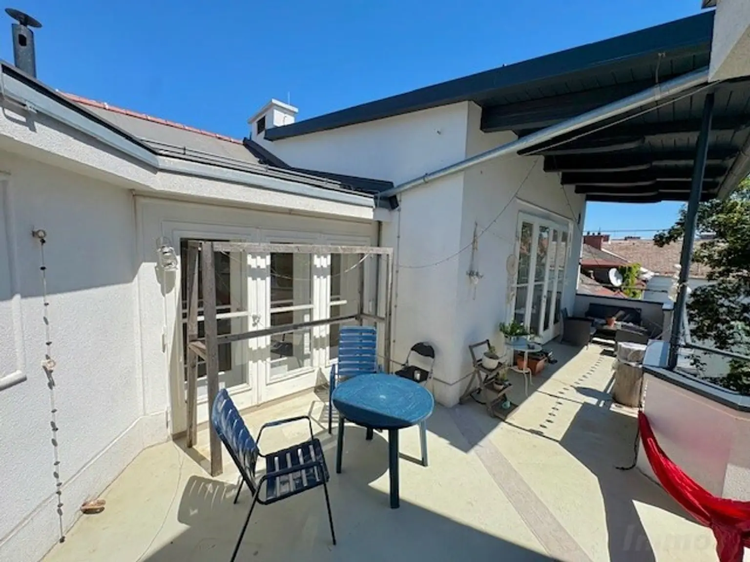 Gesamtansicht der großen Terrasse
