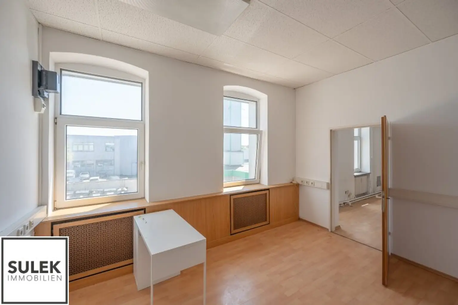 Grundstück mit vier Baukörpern - Büro-, Geschäfts- und Gewerbegebäude inkl. Parkplätzen in Vösendorf