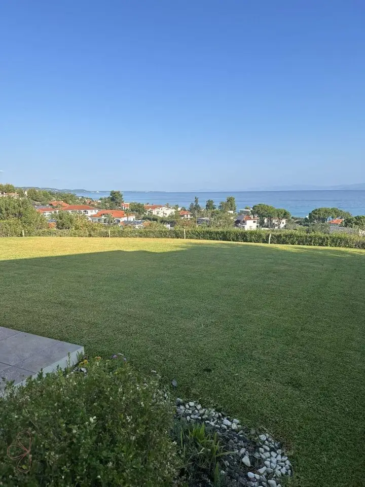 Pefkochori – Stilvolle Maisonette auf großem Grundstück nur wenige Schritte vom Strand
