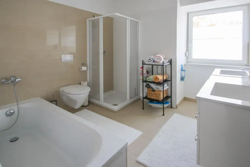 Niedrigenergie-Doppelhaushälfte in Mauer. 5 Zimmer, Terrasse, Garten und Autostellplatz