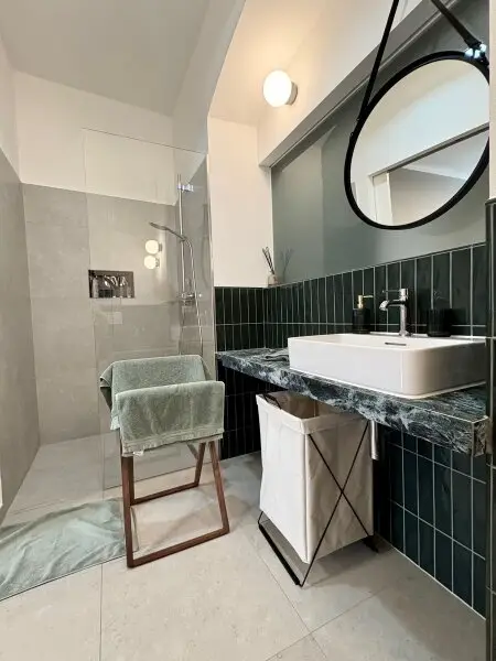 TRAUMHAFTE KLIMATISIERTE ALTBAUWOHNUNG MIT 2 BÄDERN UND BALKON - MÖBEL OPTIONAL