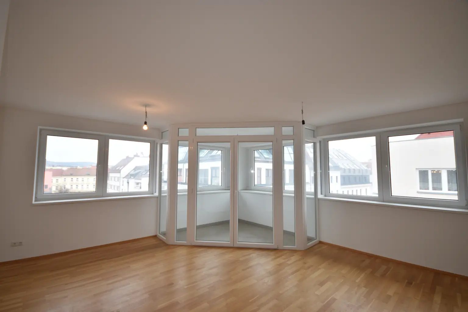 "17. BEZIRK - Gemütliche und helle 2-Zimmer-Wohnung mit Loggia"