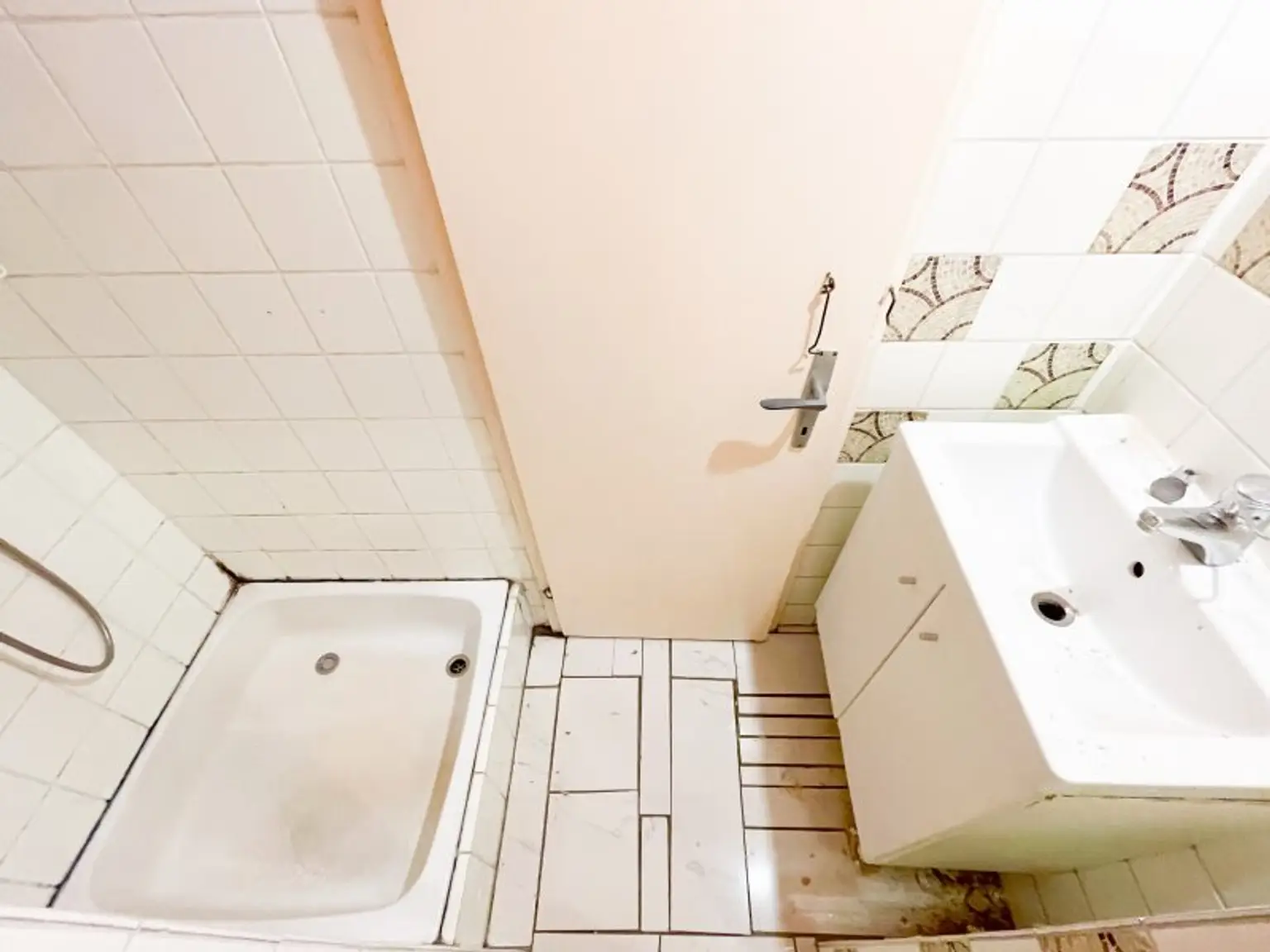 NÄHE AUGARTEN: 2,5-Zimmer-Altbauwohnung mit großem Gestaltungspotenzial beim Wallensteinplatz