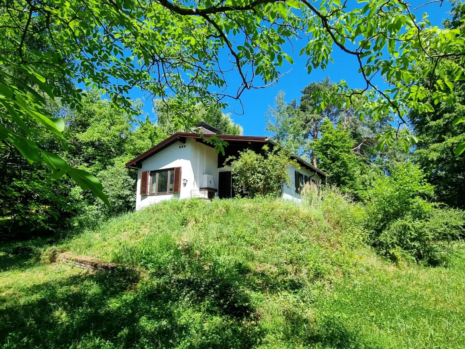 TRAUMHAFT SCHÖNES GRUNDSTÜCK MIT RENOVIERUNGSBEDÜRFTIGEM HAUS