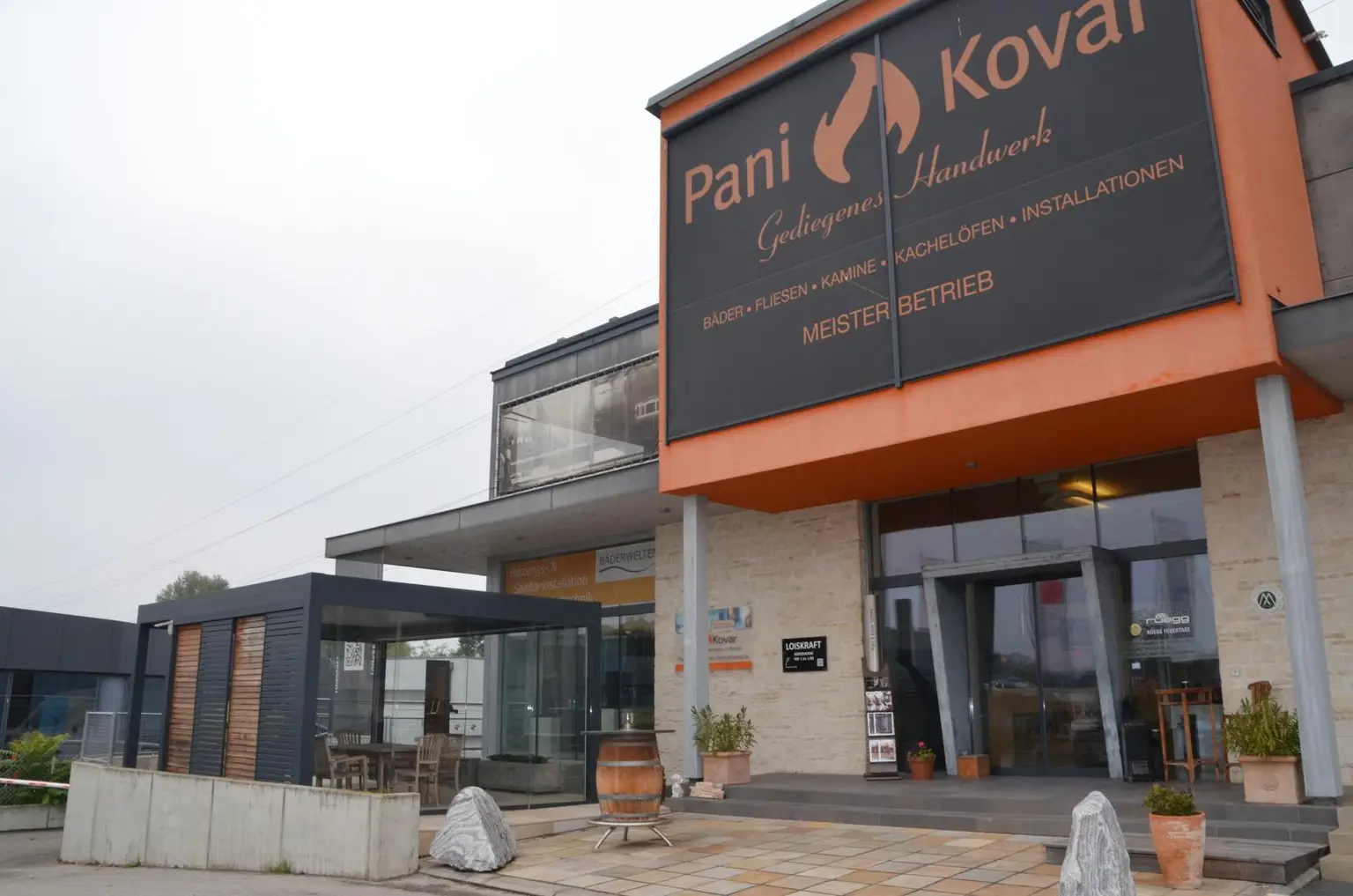 Modernes Büro mit Dachterrasse in gepflegtem Zustand