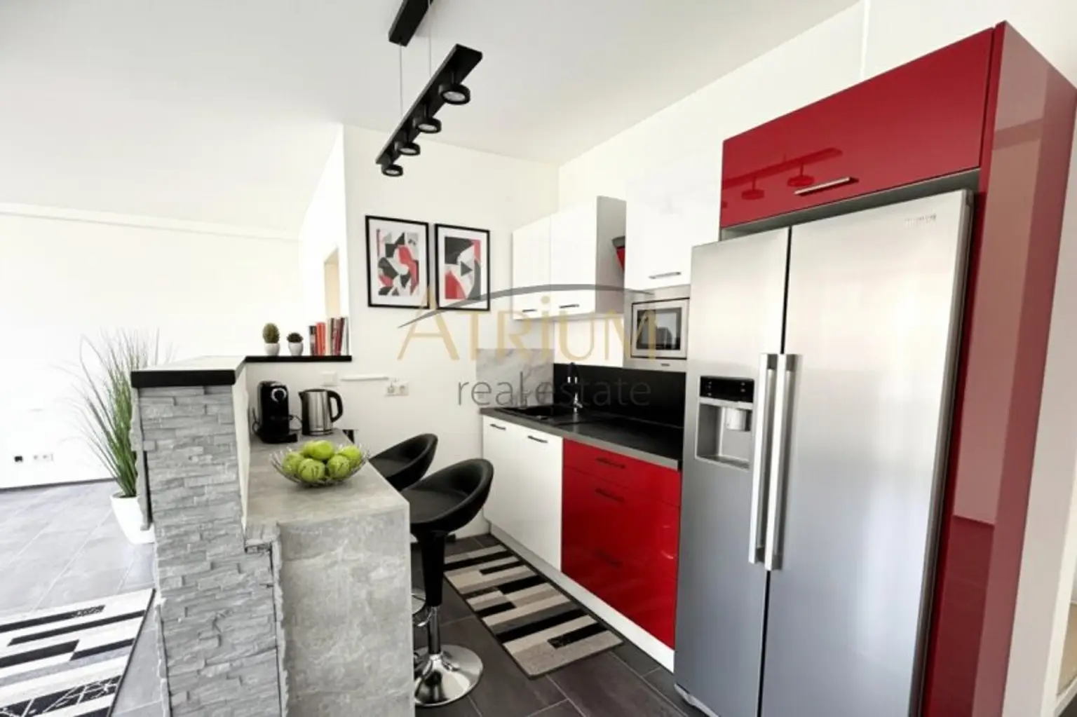 Eigentumswohnung mit knapp 90m² Wohnfläche und sonnigem Balkon - Idyllische Seitengasse in Bahnhofsnähe.