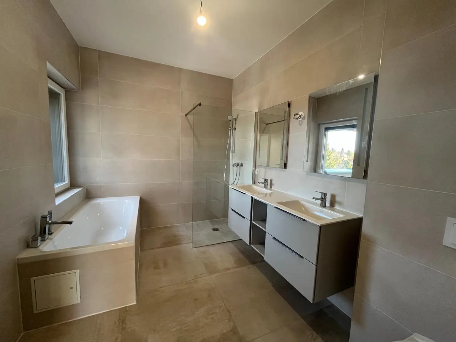 Erstbezug! stylische Penthouse Wohnung mit großer Terrasse und sensationellen Stadtblick in Waltendorf!
