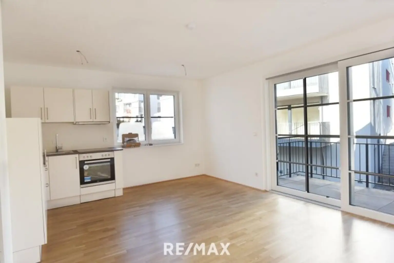 Wohnzimmer mit offener Küche