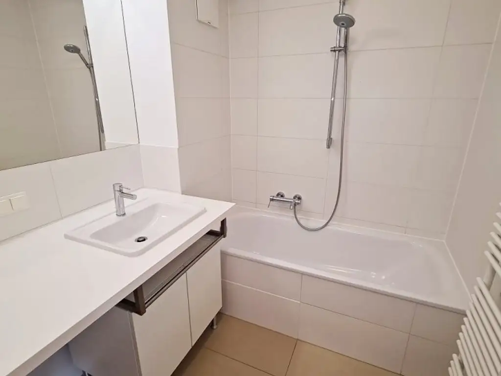 AM SPITZ-NÄHE, gepflegte 36 m2 Neubau mit 4 m2 Balkon, 2 Zimmer, Komplettküche, Wannenbad, Parketten, Garagenplatz möglich, Leopold-Ferstl-Gasse