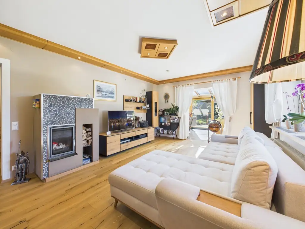 Exklusives Wohnjuwel mit Panoramablick auf die Sternbergkirche – sonnig und ruhig gelegen