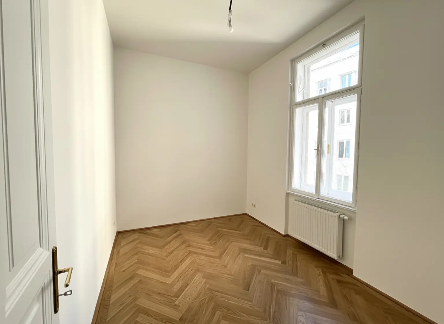 ERSTBEZUG NACH GENERALSANIERUNG: Einzigartige helle Altbauwohnung mit Stuckdecken in ruhiger Lage und einem kleinen Balkon