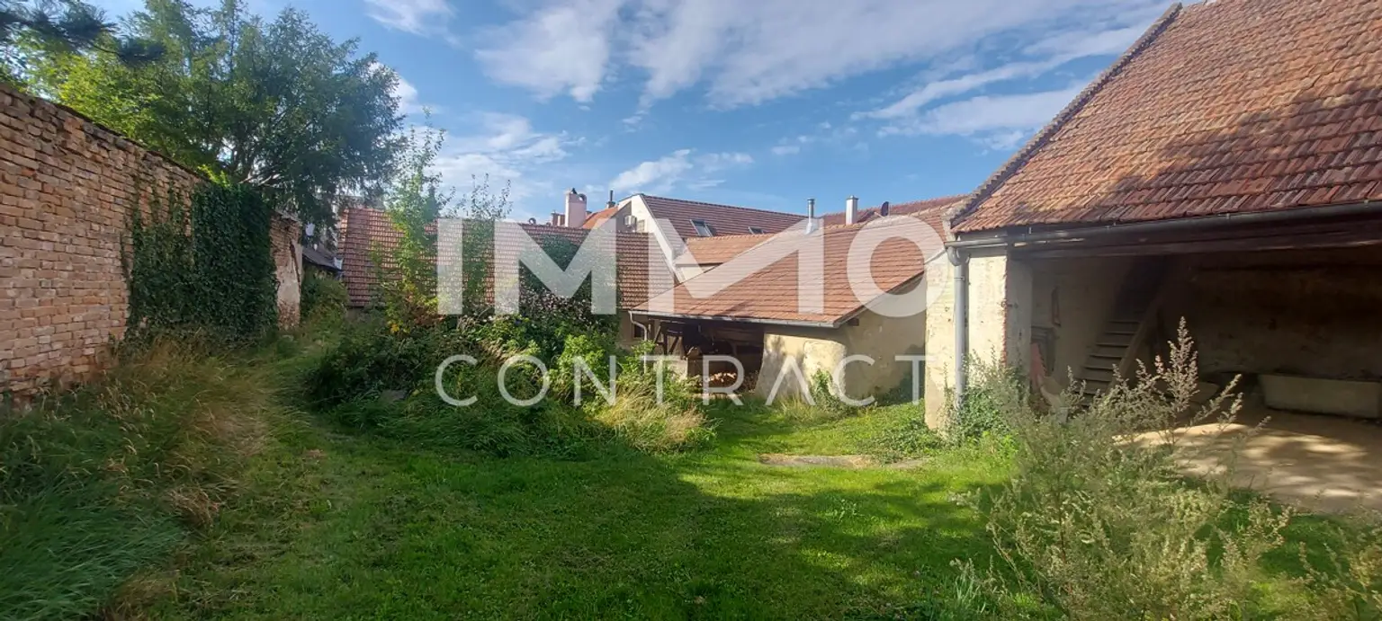 WOHN-UND GESCHÄFTSHAUS AUS DEM 16. JAHRHUNDERT IM HERZEN VON LANGENLOIS 
100 m Kellerröhre, Nebengebäude, Innenhof, Geschäftslokale, usw.