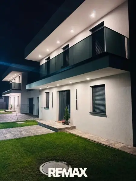 Außenansicht bei Nacht