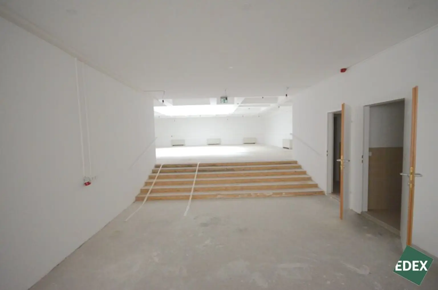 Zentrale Geschäftsfläche! Straßenseitiger Zugang und Schaufenster!