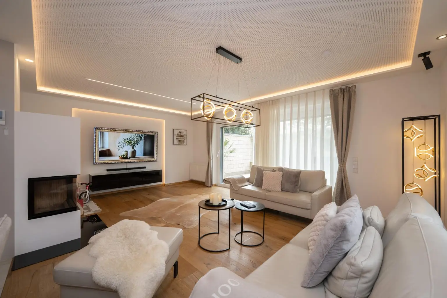 Wohnbereich mit Ausgang zur Terrasse (EG)