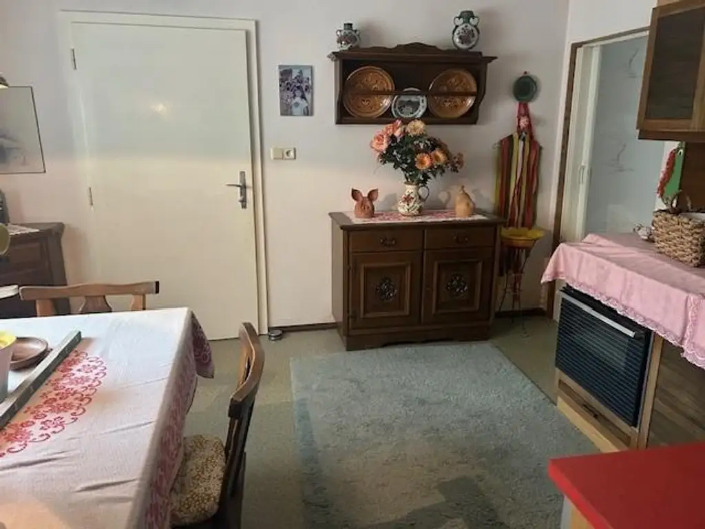 2 bis 3 Familienhaus mit Vollkeller,    mit  4 Garagen, Brunnen und Werkstatt  - sehr viel Wohnraum- 4 Bäder
