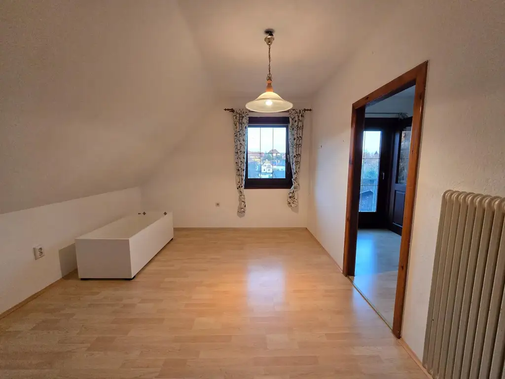 Haus mit zwei Wohneinheiten und Gartenidylle