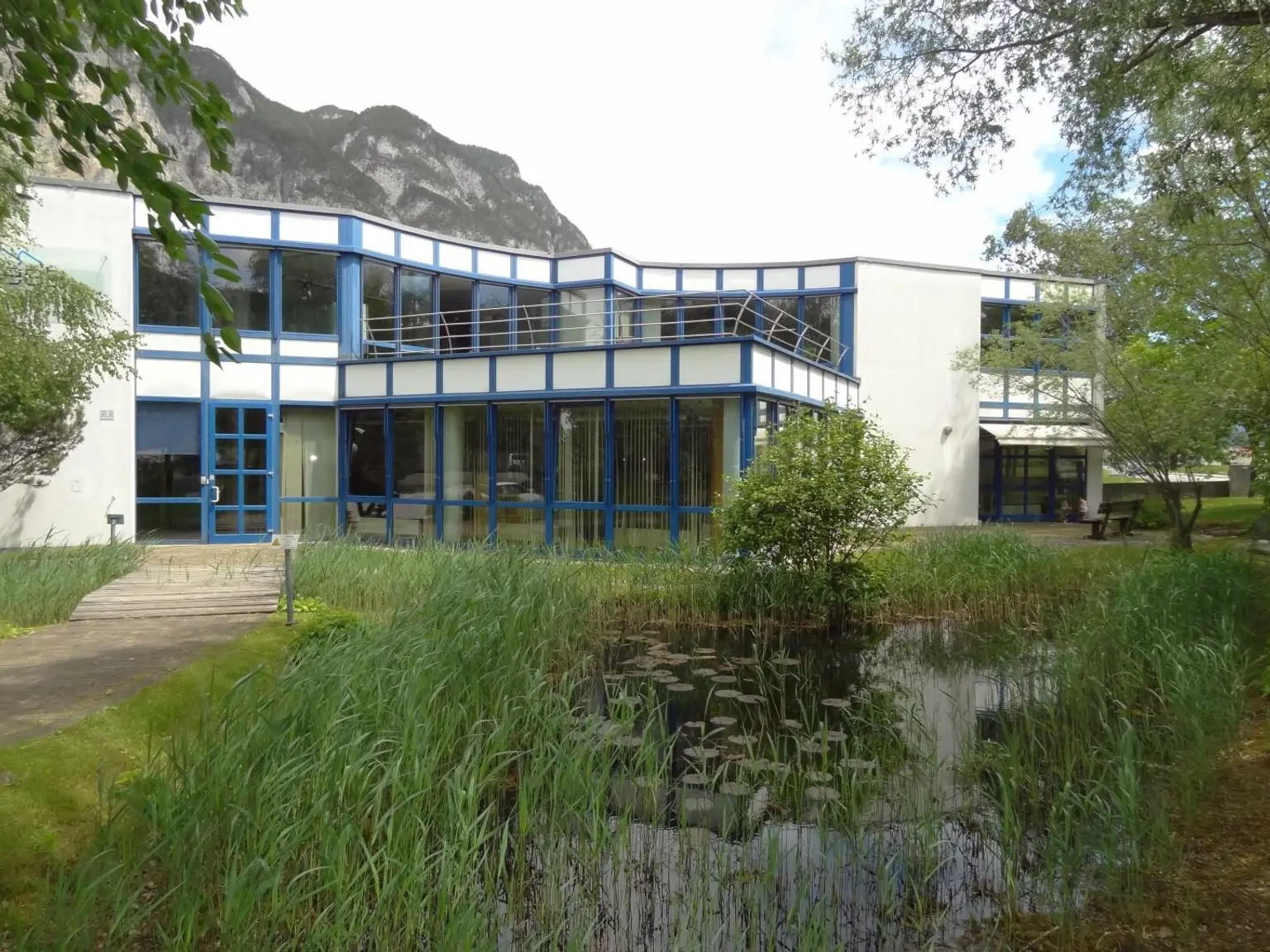 Bürotrakt mit Garten und Biotop
