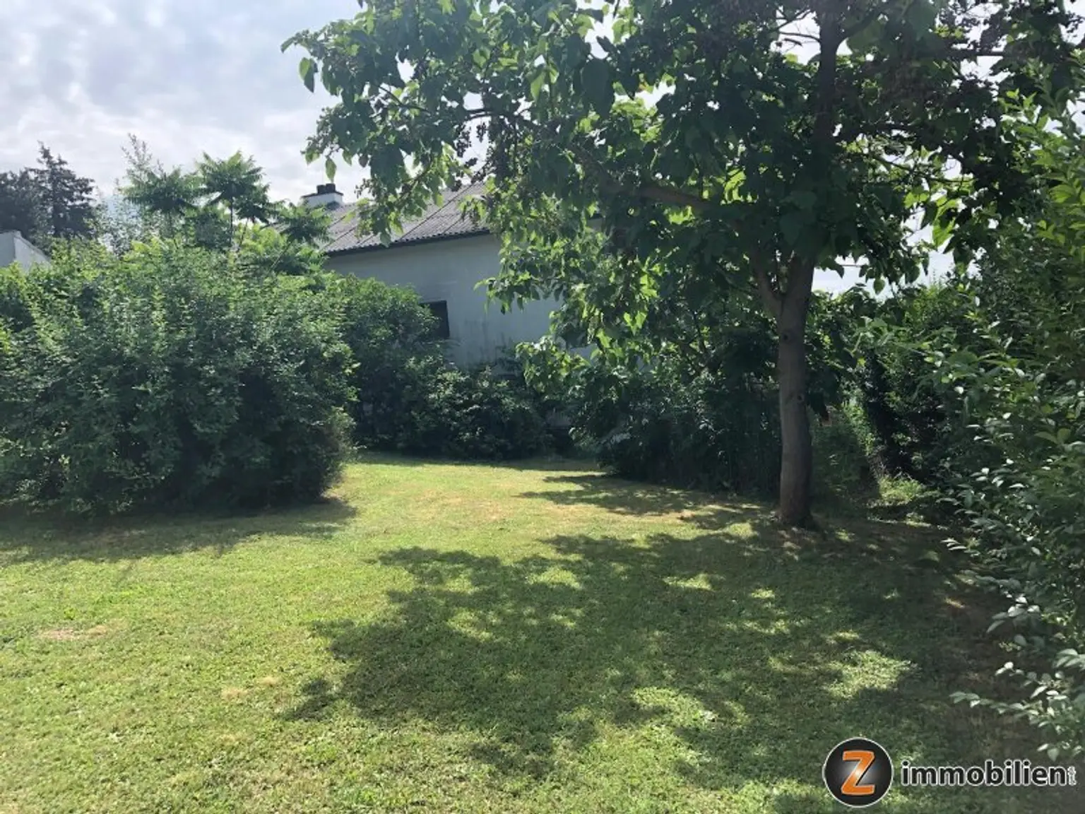 Großzügiges Einfamilienhaus mit idyllischen Garten