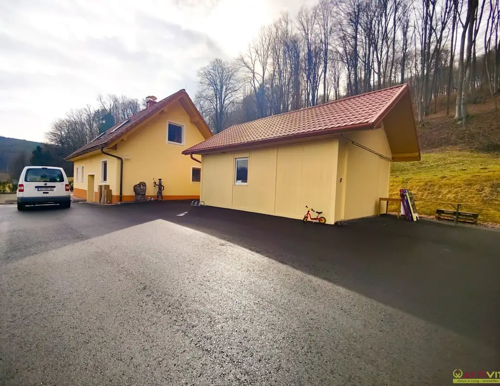 Landhaus mit über 3,8 ha Grund in Naturlage. - Wohnkomfort & Landwirtschaft vereint.