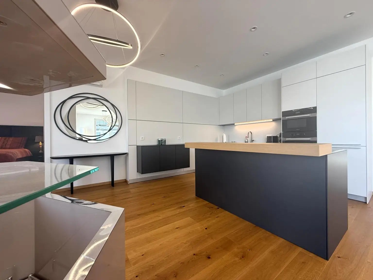 Luxus Penthouse mit Outdoor-Jacuzzi wird komplett möbliert vermietet // Luxury penthouse with outdoor Jacuzzi available for rent, fully furnished //