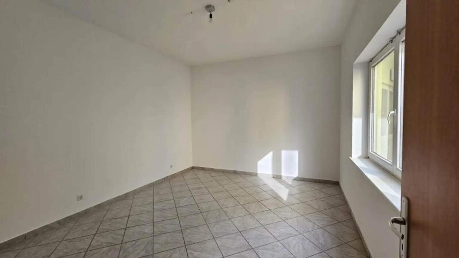 Unbefristetes Portallokal - 59 m2, 2 Zimmer plus Lagerraum - vielseitig verwendbar. Sofortbezug!
