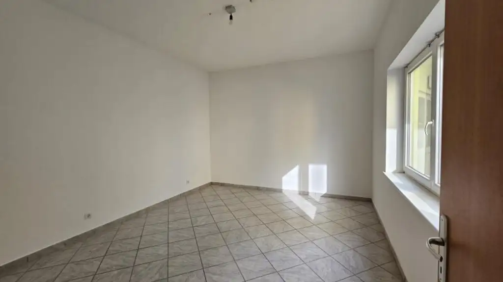 Unbefristetes Portallokal - 59 m2, 2 Zimmer plus Lagerraum - vielseitig verwendbar. Sofortbezug!