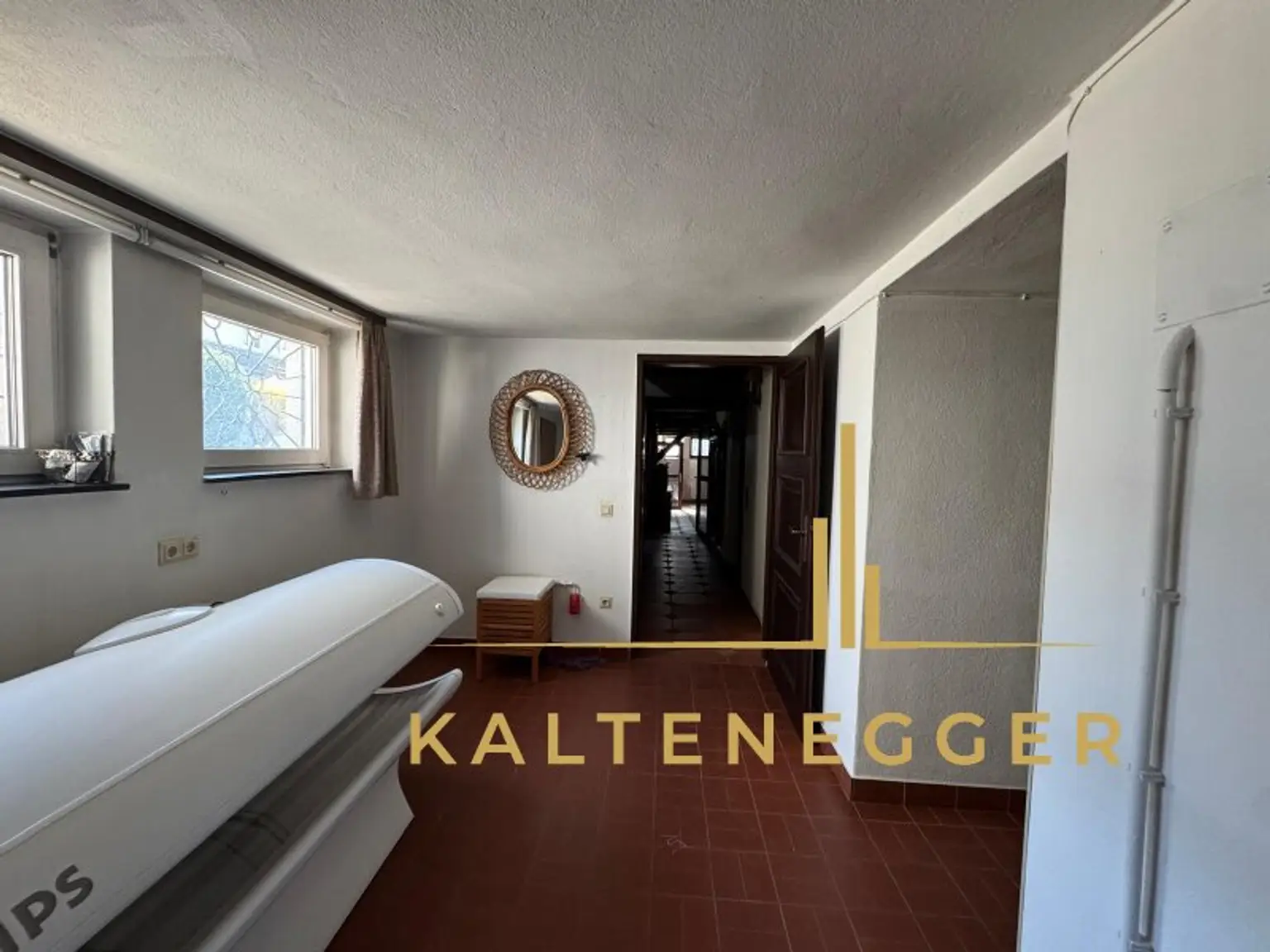 Sonnenbeschienenes Grundstück mit Blick auf die Hohe Wand - ein ländliches Mehrfamilienhaus und ein Einfamilienhaus