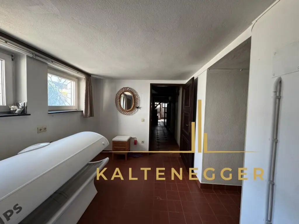 Sonnenbeschienenes Grundstück mit Blick auf die Hohe Wand - ein ländliches Mehrfamilienhaus und ein Einfamilienhaus