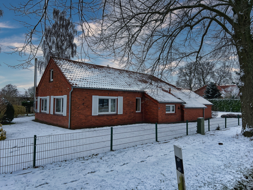 Probier's mal mit Gemütlichkeit! Fehnhaus auf großem Grundstück!