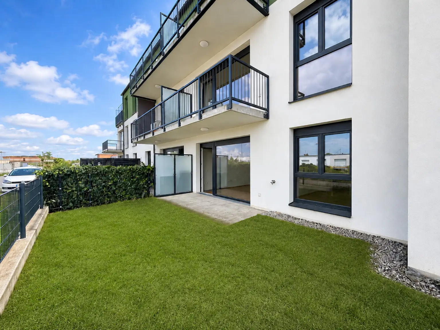 Neubau-Erdgeschosswohnung mit Traumgarten – ideal für Singles & Paare!
